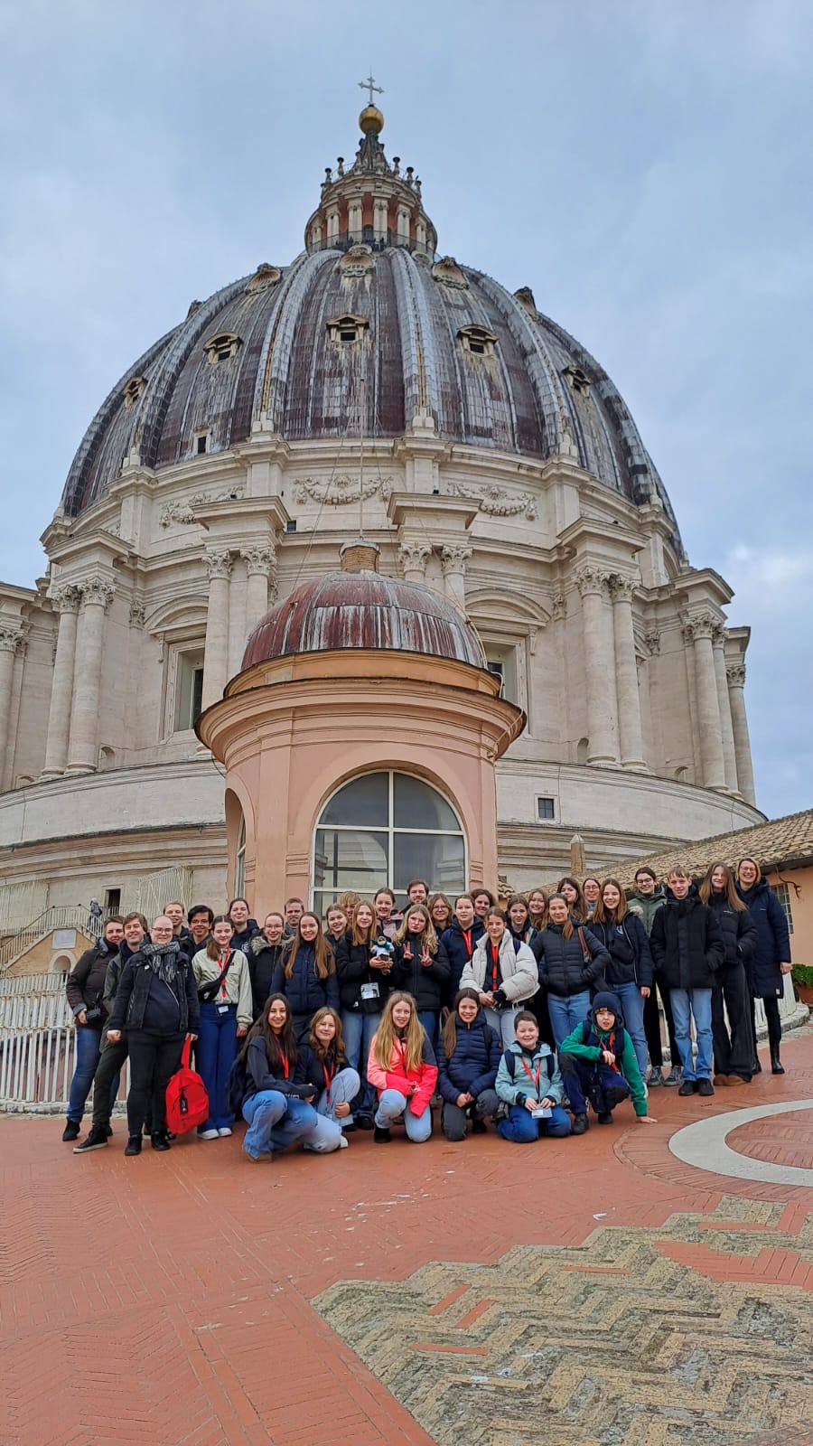 2023 Ro 1 Unsere Choere auf dem Dach des Petersdoms